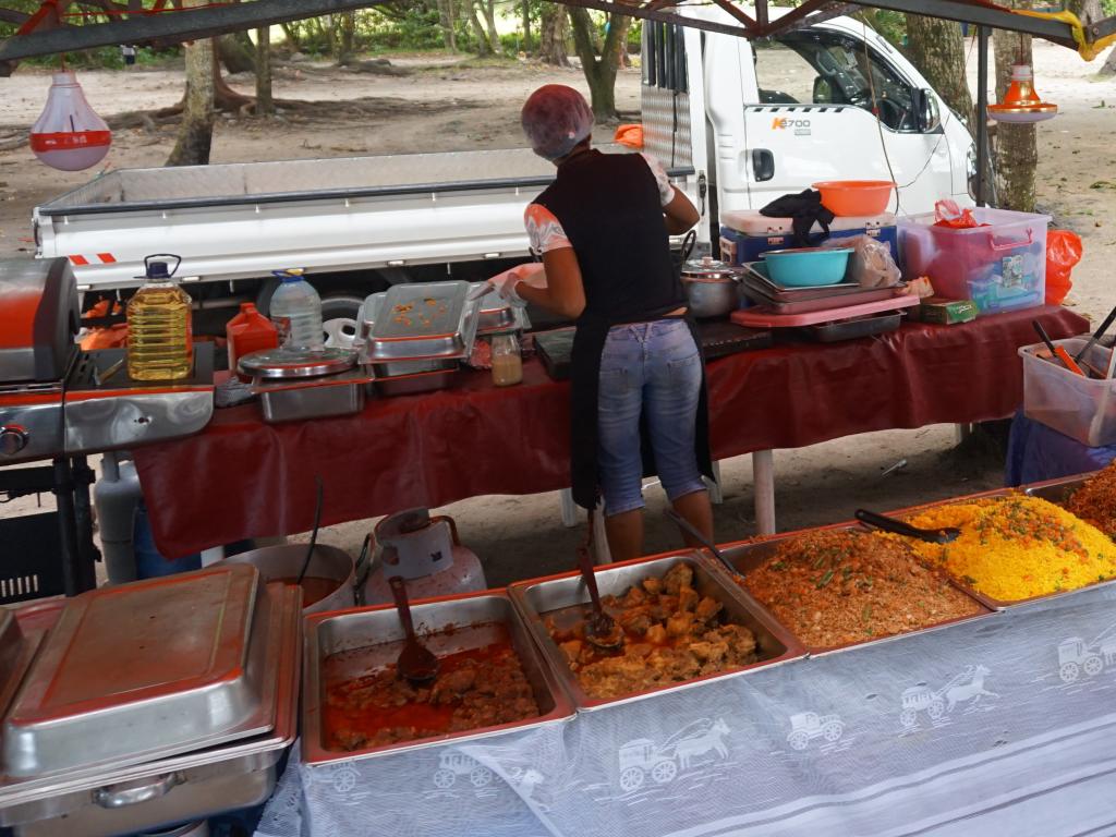 Take Away an der Strandpromenade von Beau Vallon – sehr lecker!