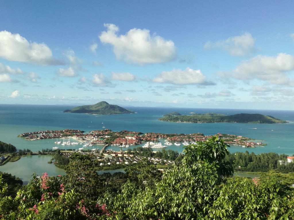 Ausblick von Mahé auf Eden Island und Sainte Anne­Marine Nationalpark