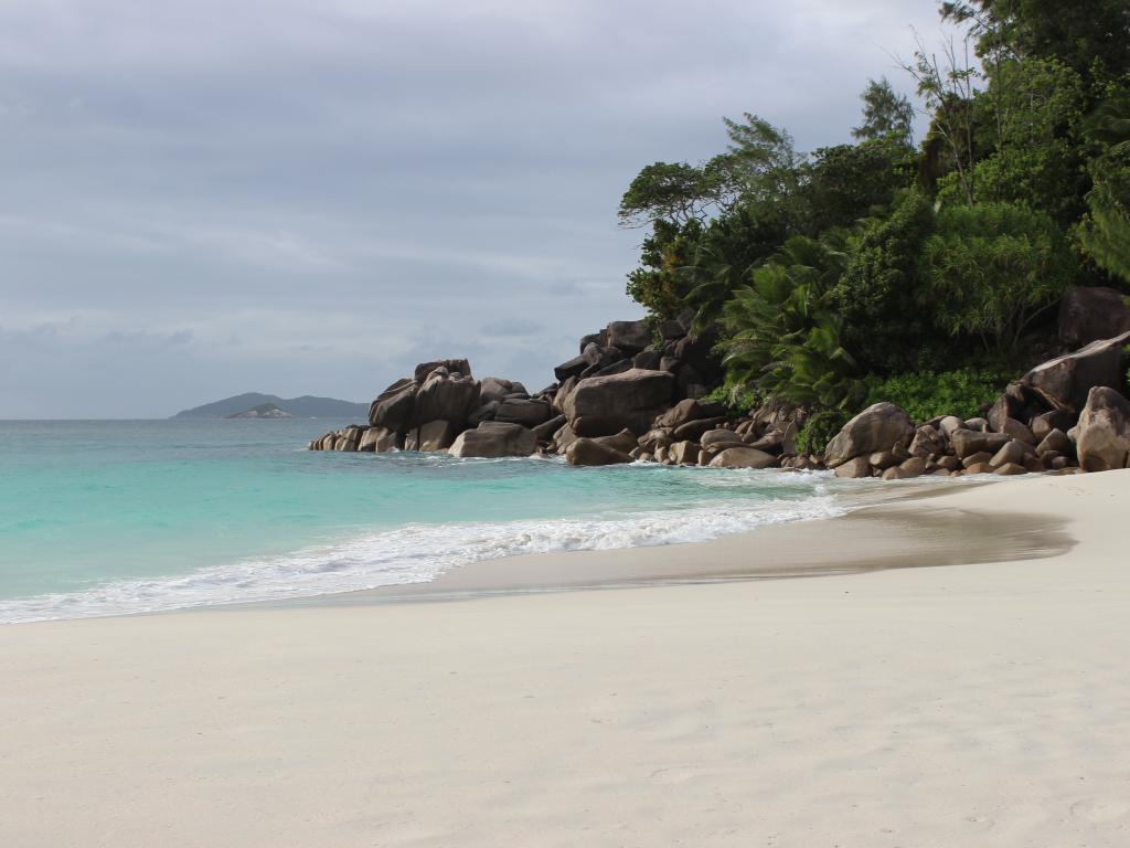 <beach>75|Anse Lazio</beach>