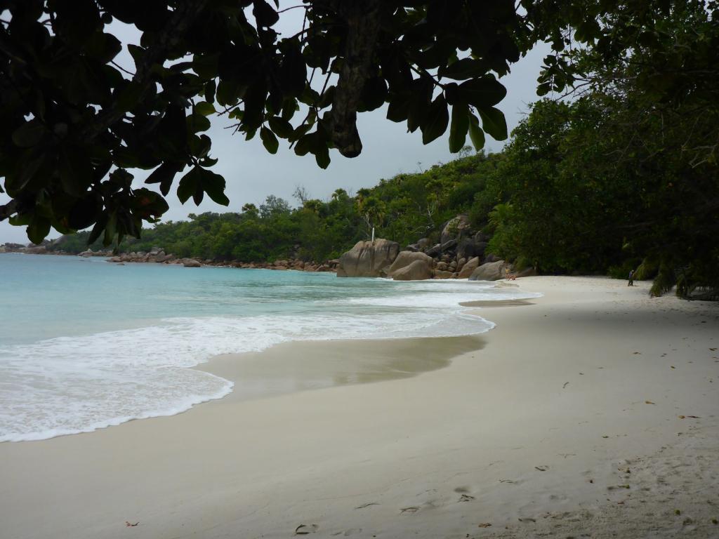 <beach>75|Anse Lazio</beach>