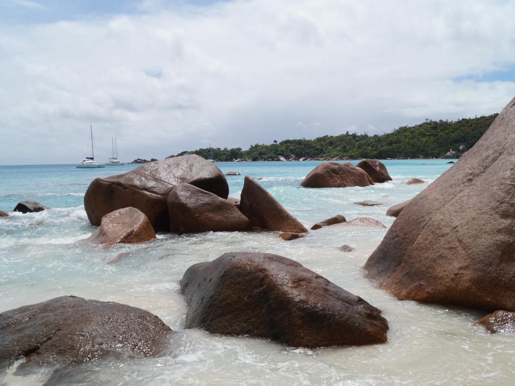 <beach>75|Anse Lazio</beach>