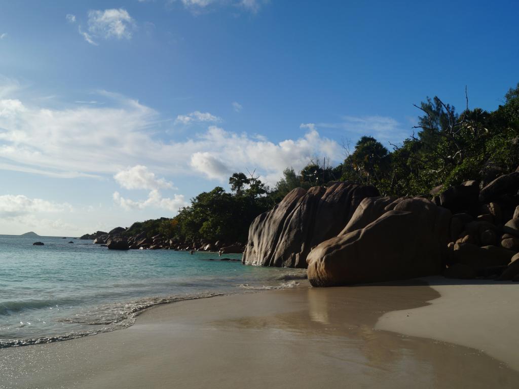 <beach>75|Anse Lazio</beach>