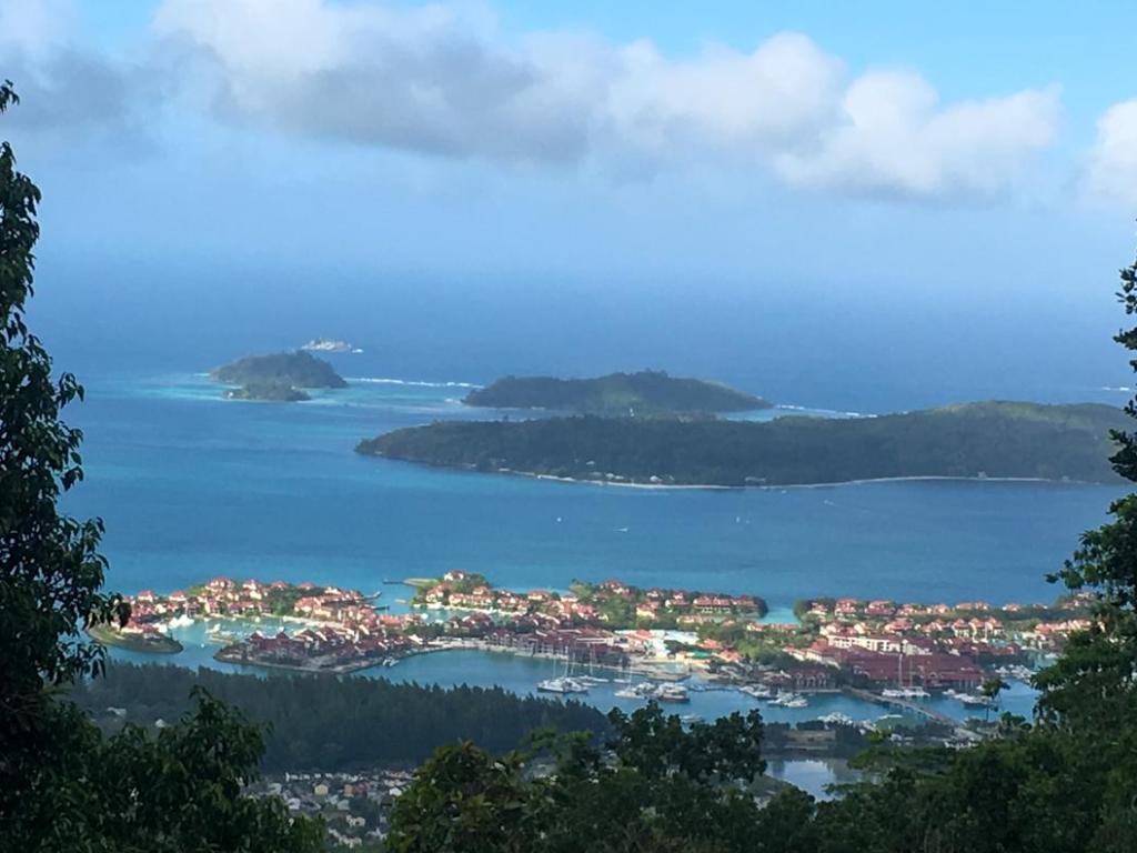 Blick von der Copolia Lodge auf Eden Island