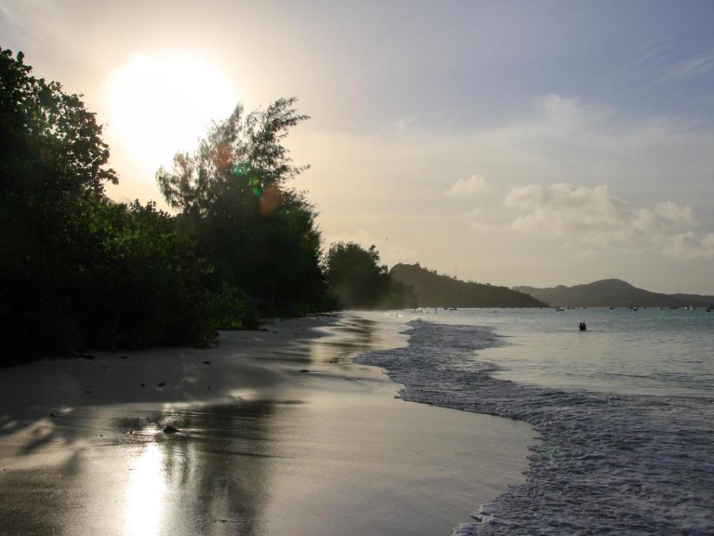 Sonnenuntergang an der <beach>83|Anse Volbert (Cote d'Or)</beach>, Praslin