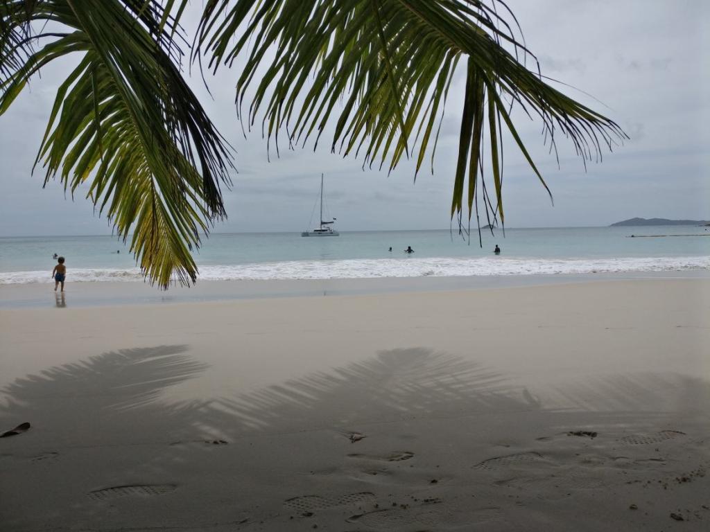 <beach>75|Anse Lazio</beach>