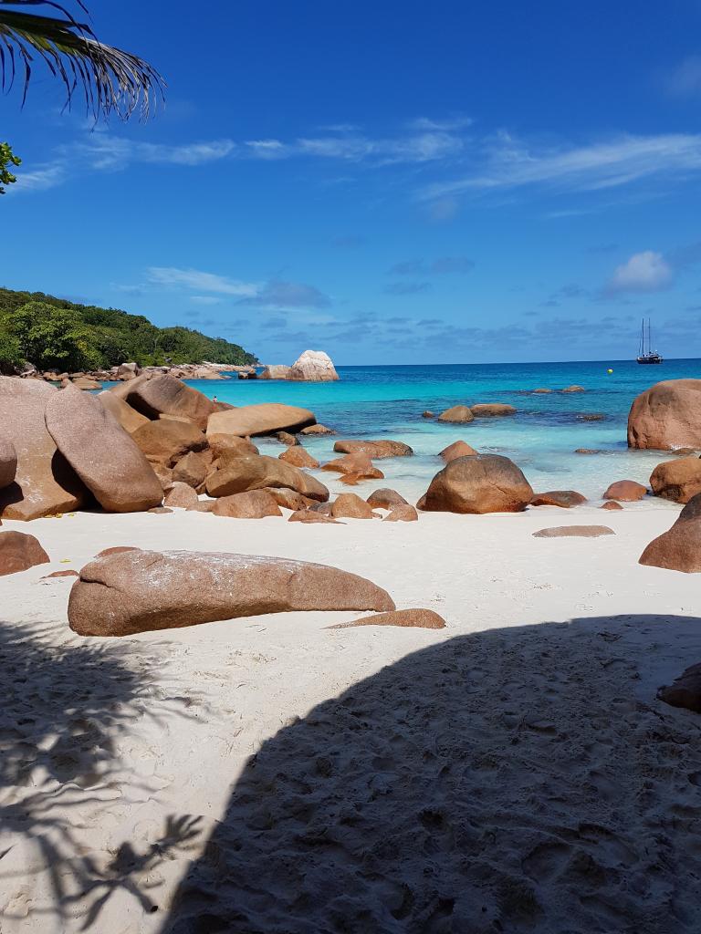 <beach>75|Anse Lazio</beach>