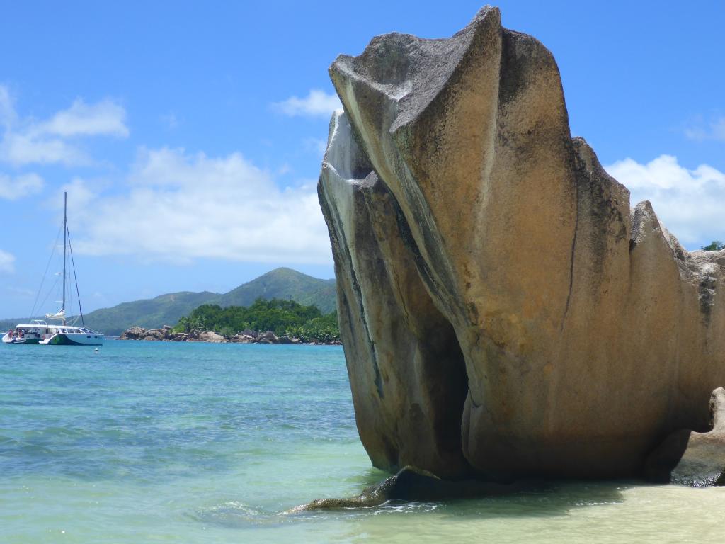 Mit dem Katamaran an der Insel Curieuse