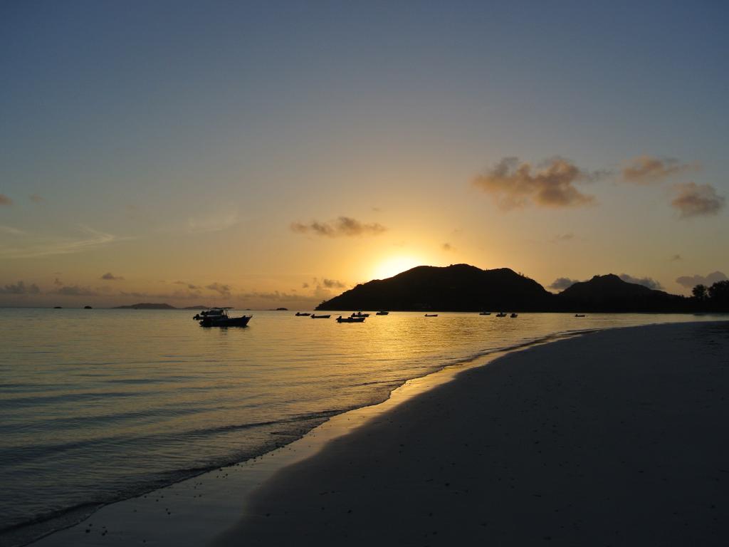 Sonnenaufgang <beach>83|Anse Volbert (Cote d'Or)</beach> auf Praslin