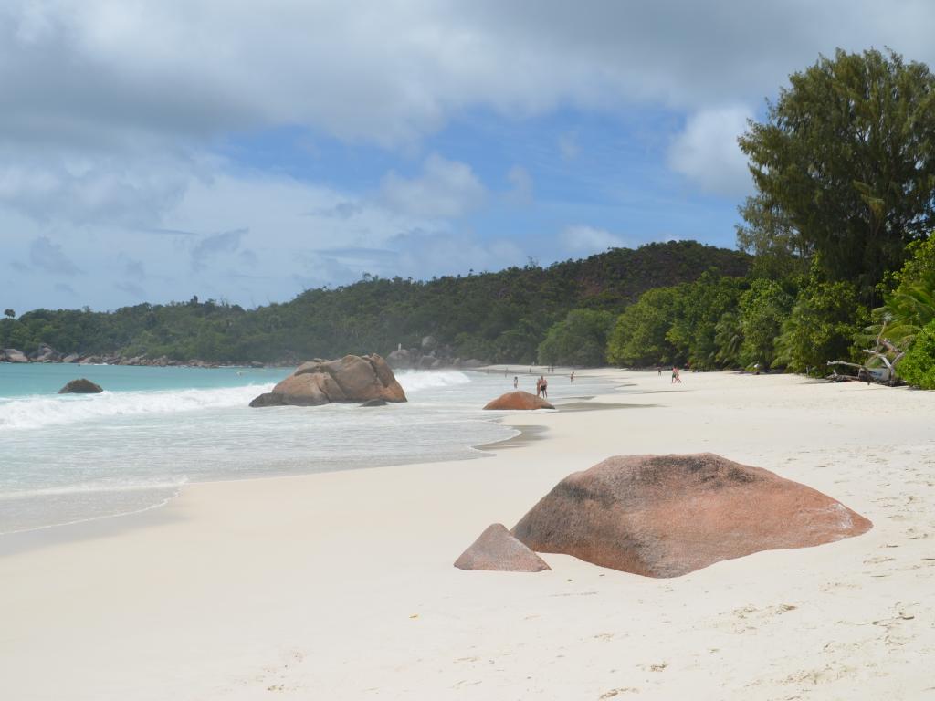 <beach>75|Anse Lazio</beach>