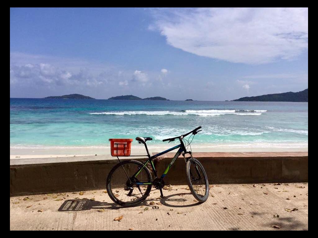 La Digue, rigorosamente in bicicletta!