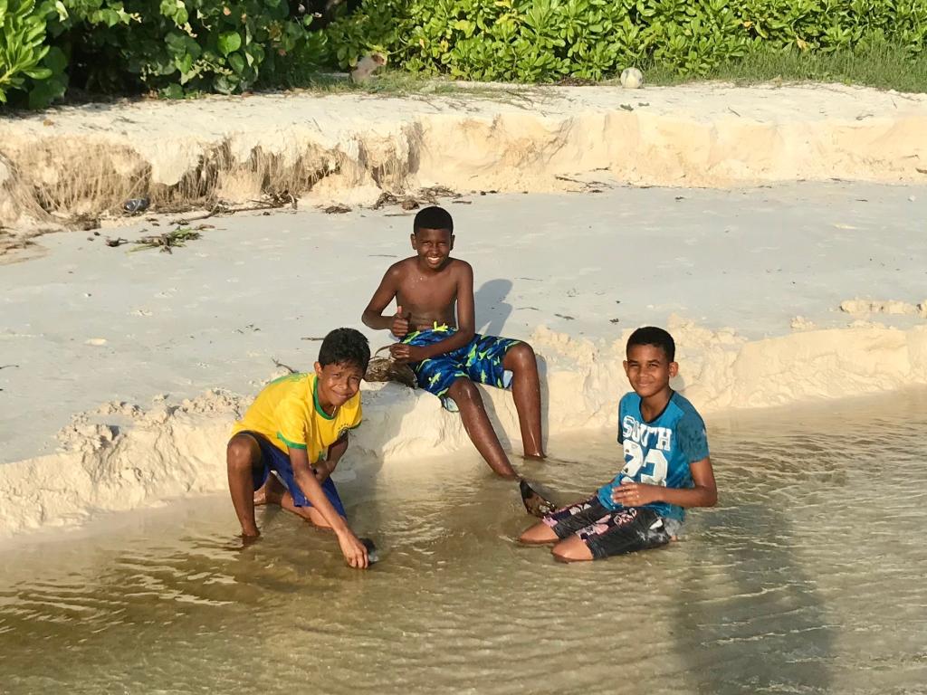 spielende Kinder auf Praslin