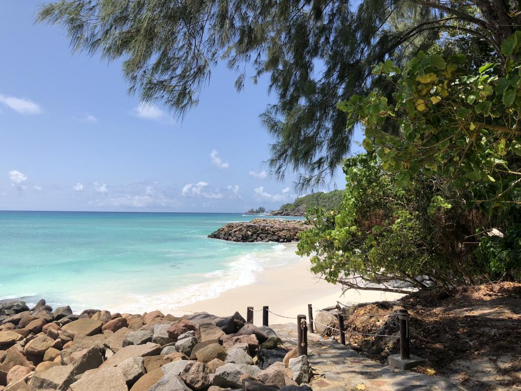 Anse Kerlan, Castello Beach