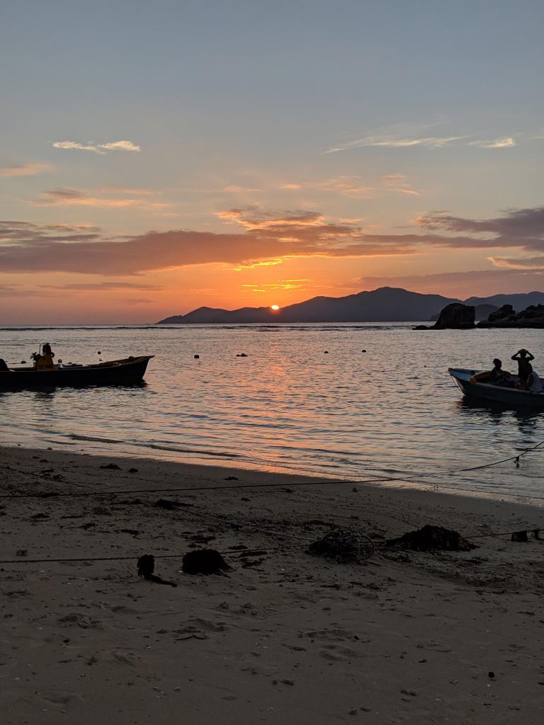 La-Digue-Sunset-FishTrap