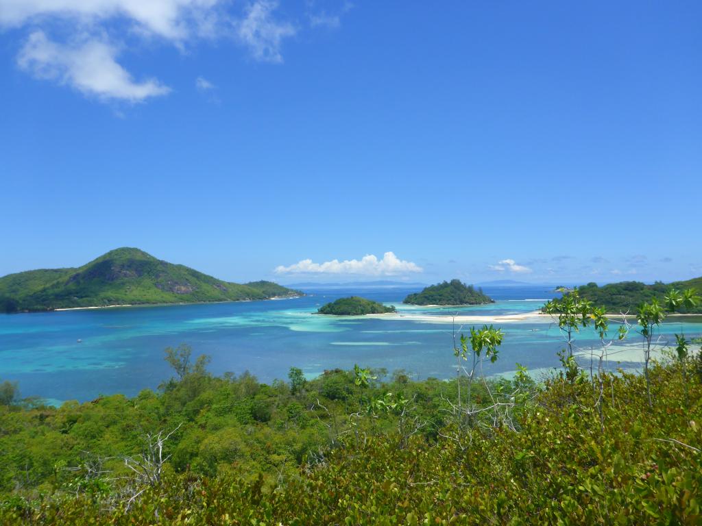 Blick von Cerf auf vorgelagerte Insel