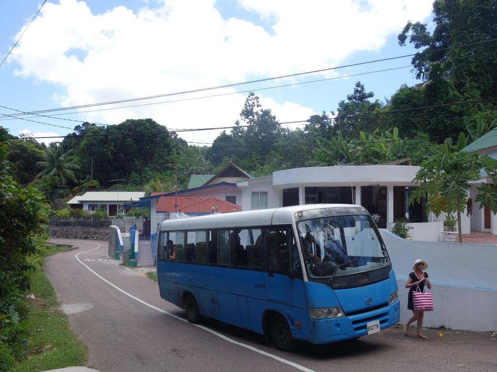 Abenteuer Busfahrt auf Praslin