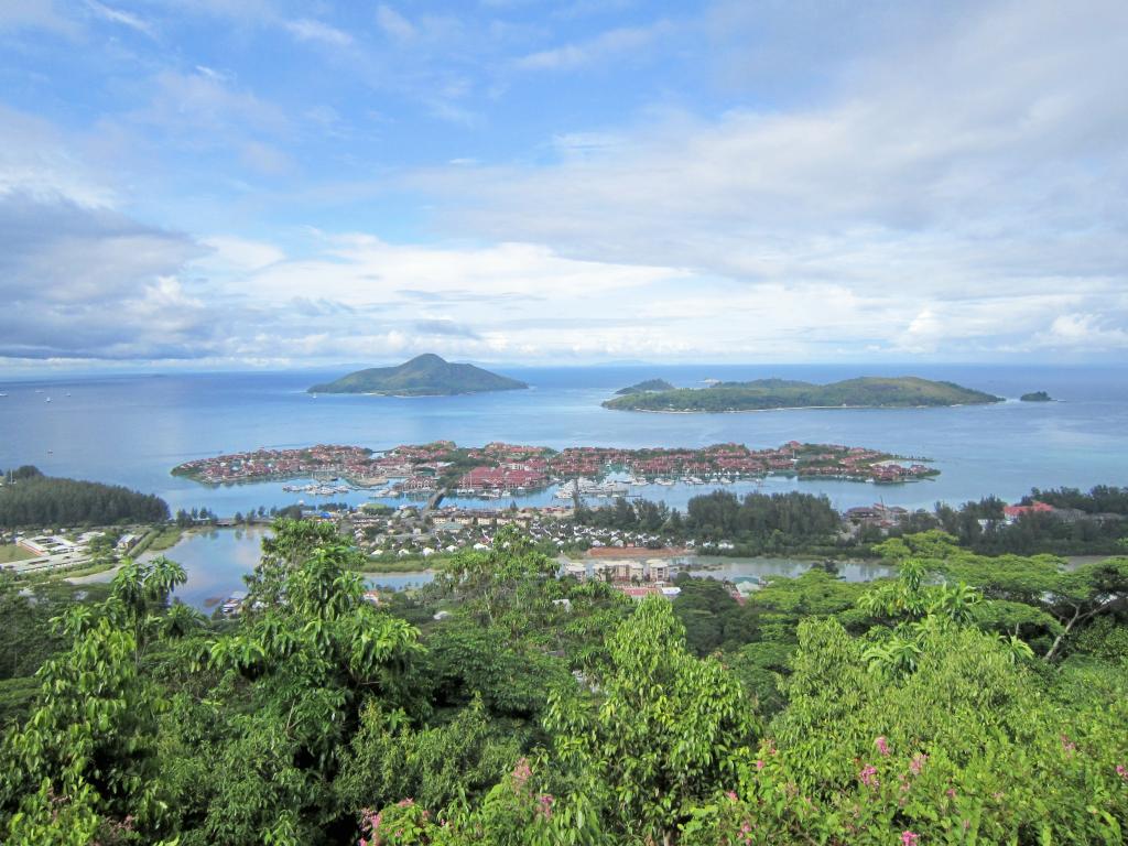 Panoramablick auf Victoria und Eden island