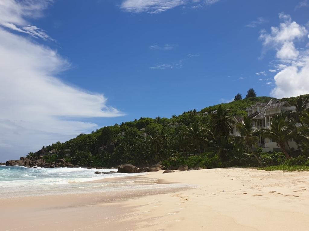 Der Anse Intendance mit Blick auf das Banyan Tree Resort