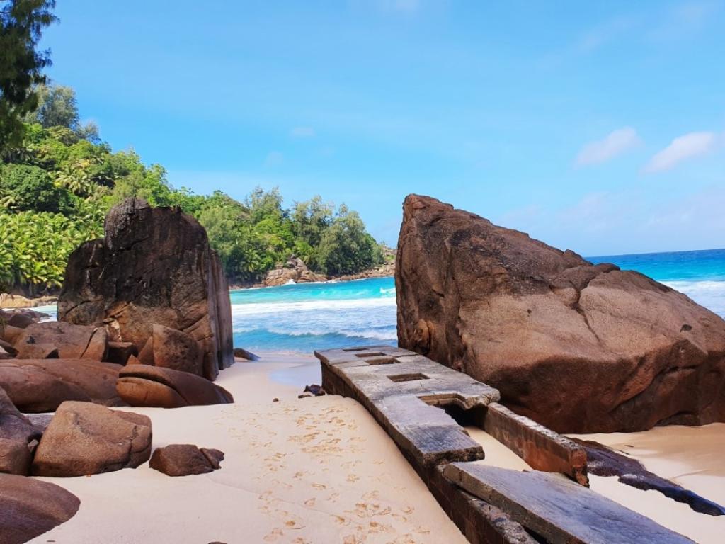 Felsen am südlichen Ende des Anse Intendance