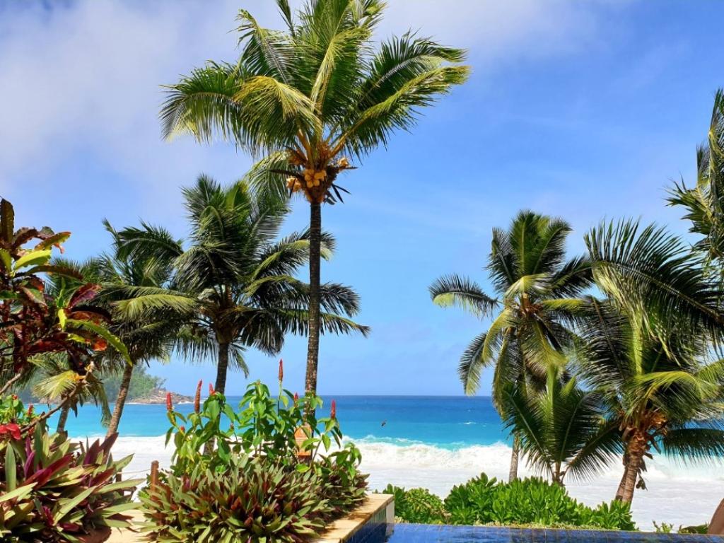 Blick auf den Indischen Ozean von der Poolterrasse des Banyan Tree Resorts