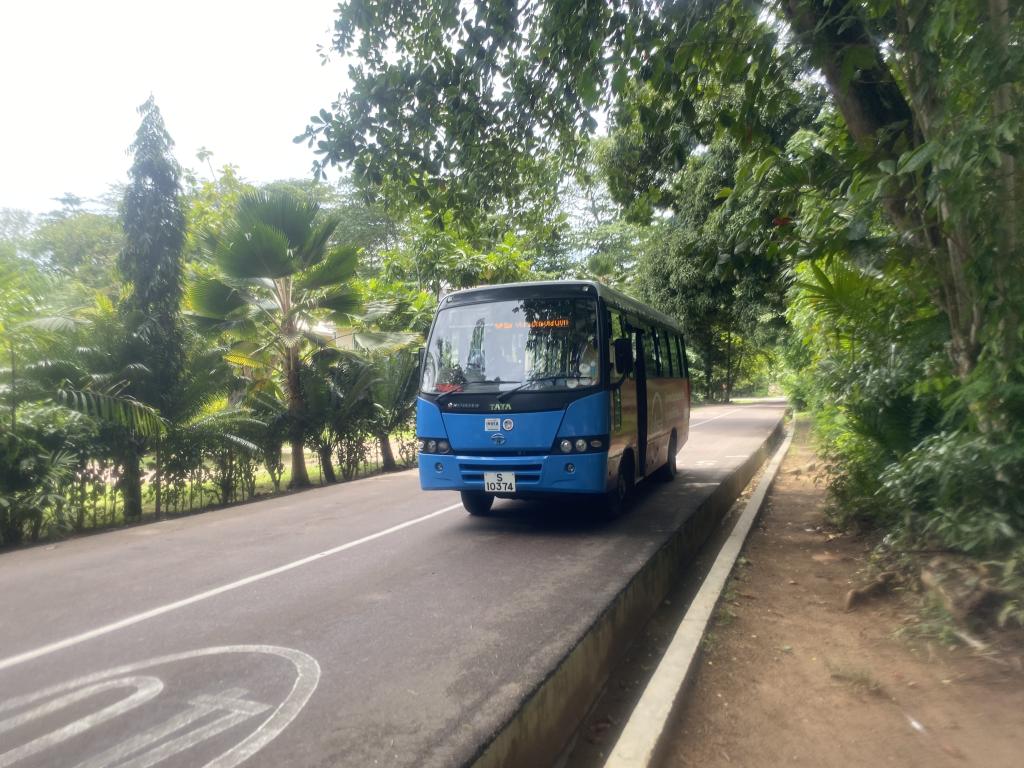 Bushaltestelle & Bus in der Nähe des Guesthouses