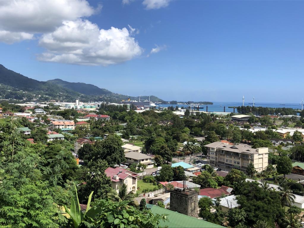 Ausblick auf Mahe Hotel The Ridge Residence Mahé