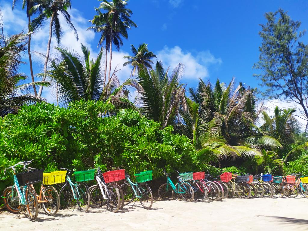 Passeggiando in bicicletta a La Digue