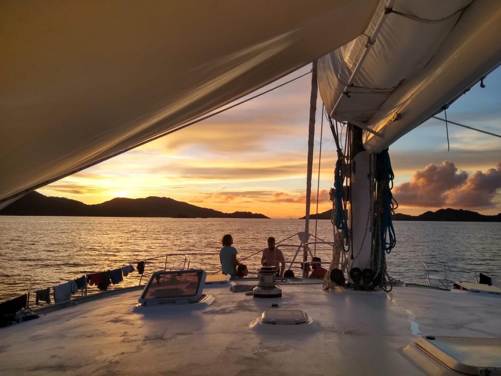 Tramonto a bordo del catamarano