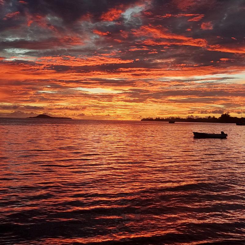 Sonnenuntergang an der Grand Anse auf Praslin