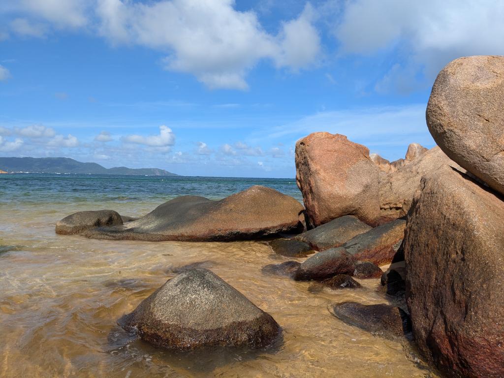 Aufgrund der schönen Farben mein Lieblingsstrand auf Praslin irgendwo zwischen dem Jetty und dem Flughafen