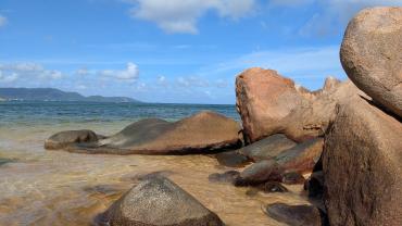 Aufgrund der schönen Farben mein Lieblingsstrand auf Praslin irgendwo zwischen dem Jetty und dem Flughafen