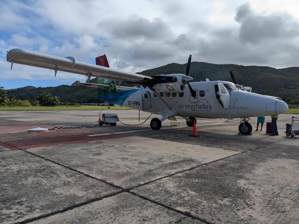 Mit dieser kleinen Twin Otter ging es von Mahé nach Praslin. Ein kleines Abenteuer für sich!