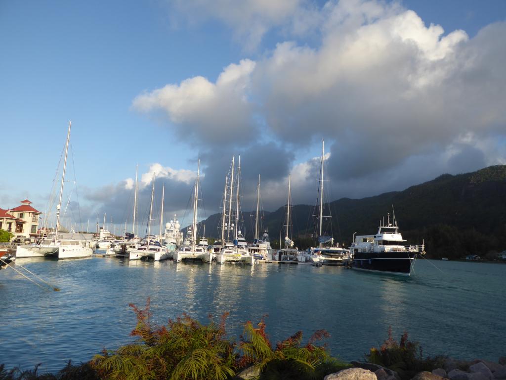 Ein Blick in den Hafen von Eden Island (vor  Mahé)