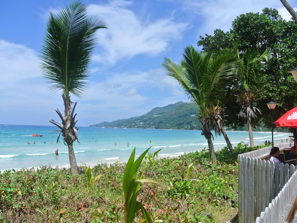 Strand des Hotels auf Mahe