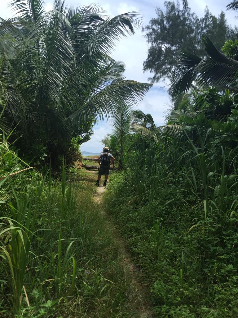 Simone in vista di Anse Cocos, La Digue