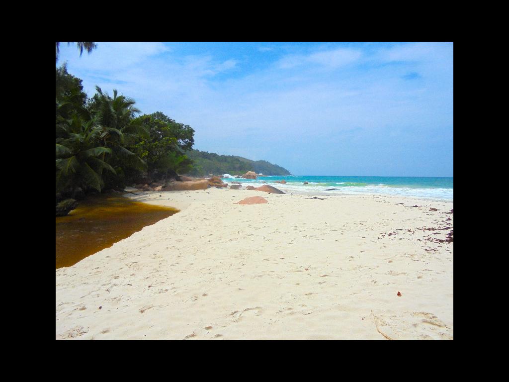 <beach>75|Anse Lazio</beach>