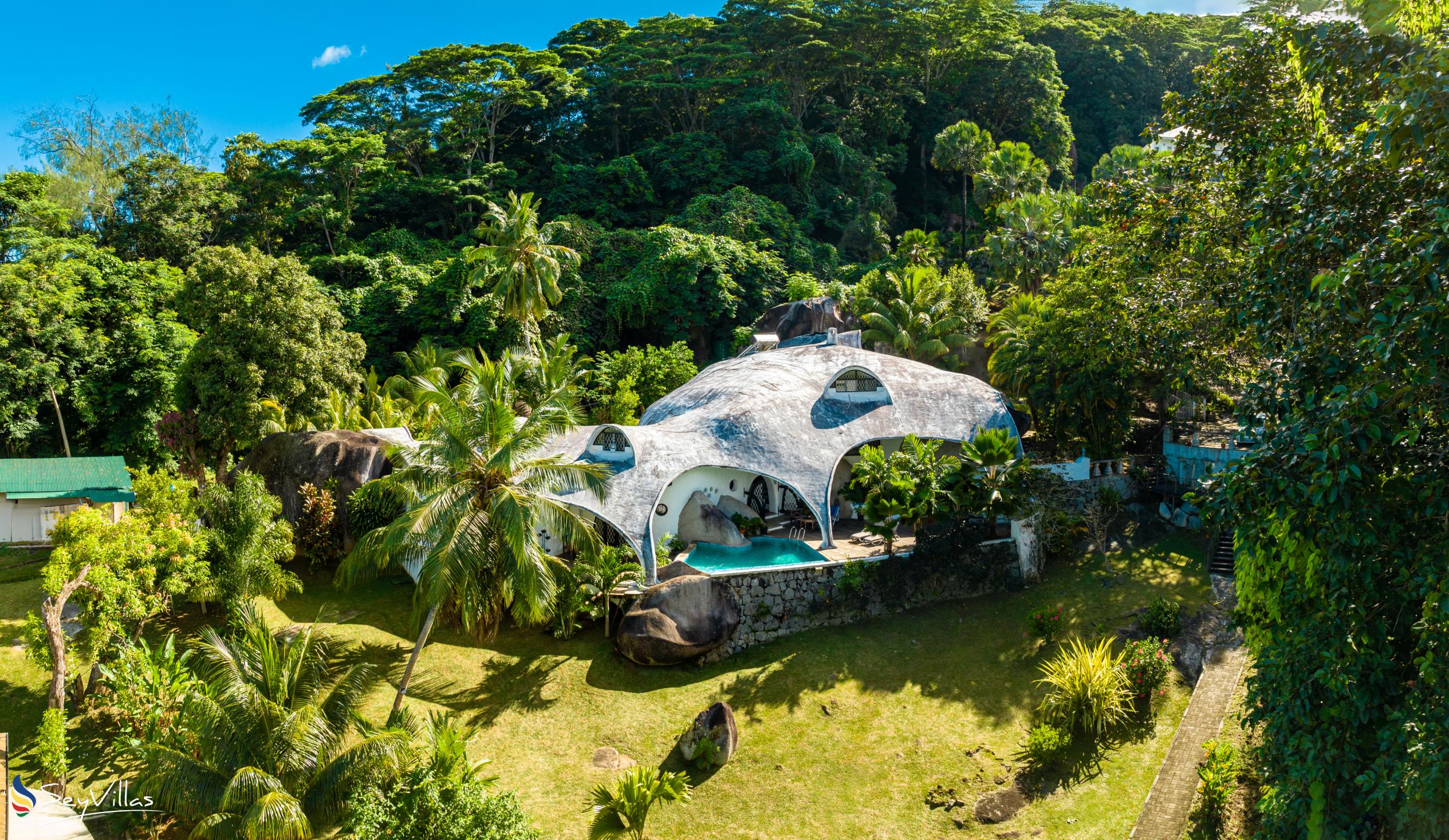 Photo 2: Brown Sugar Lodge - Outdoor area - Mahé (Seychelles)