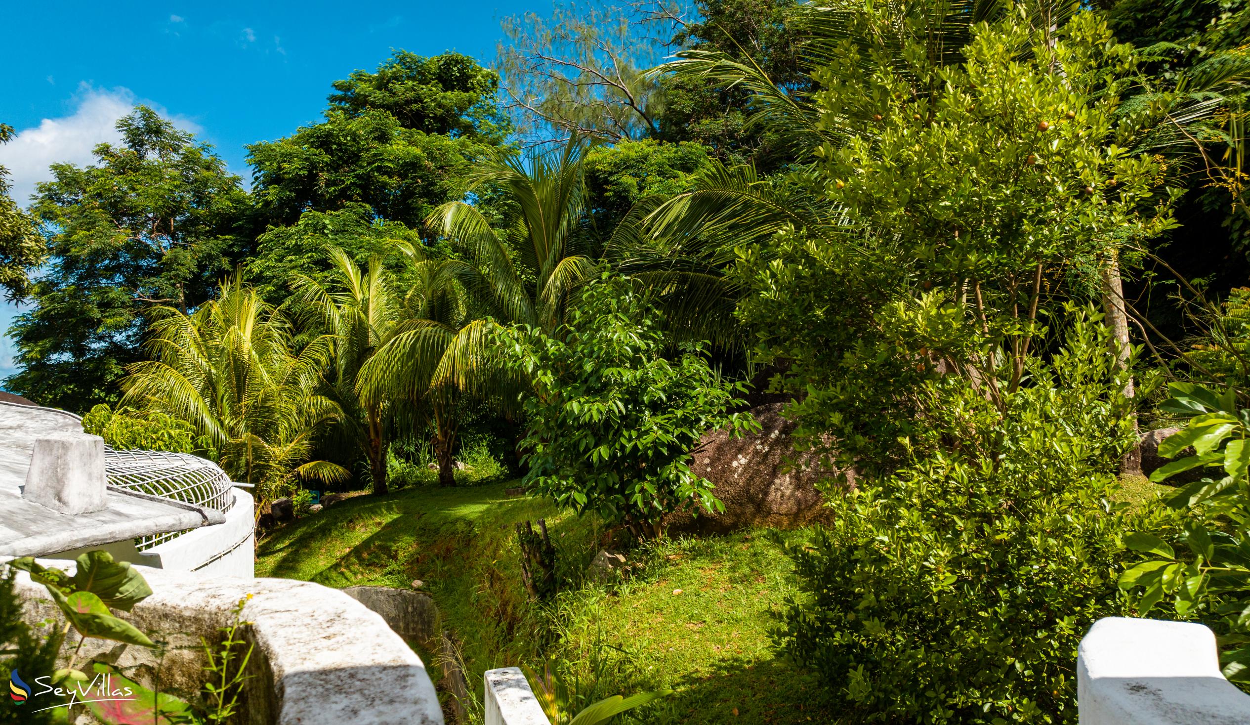 Foto 12: Brown Sugar Lodge - Aussenbereich - Mahé (Seychellen)