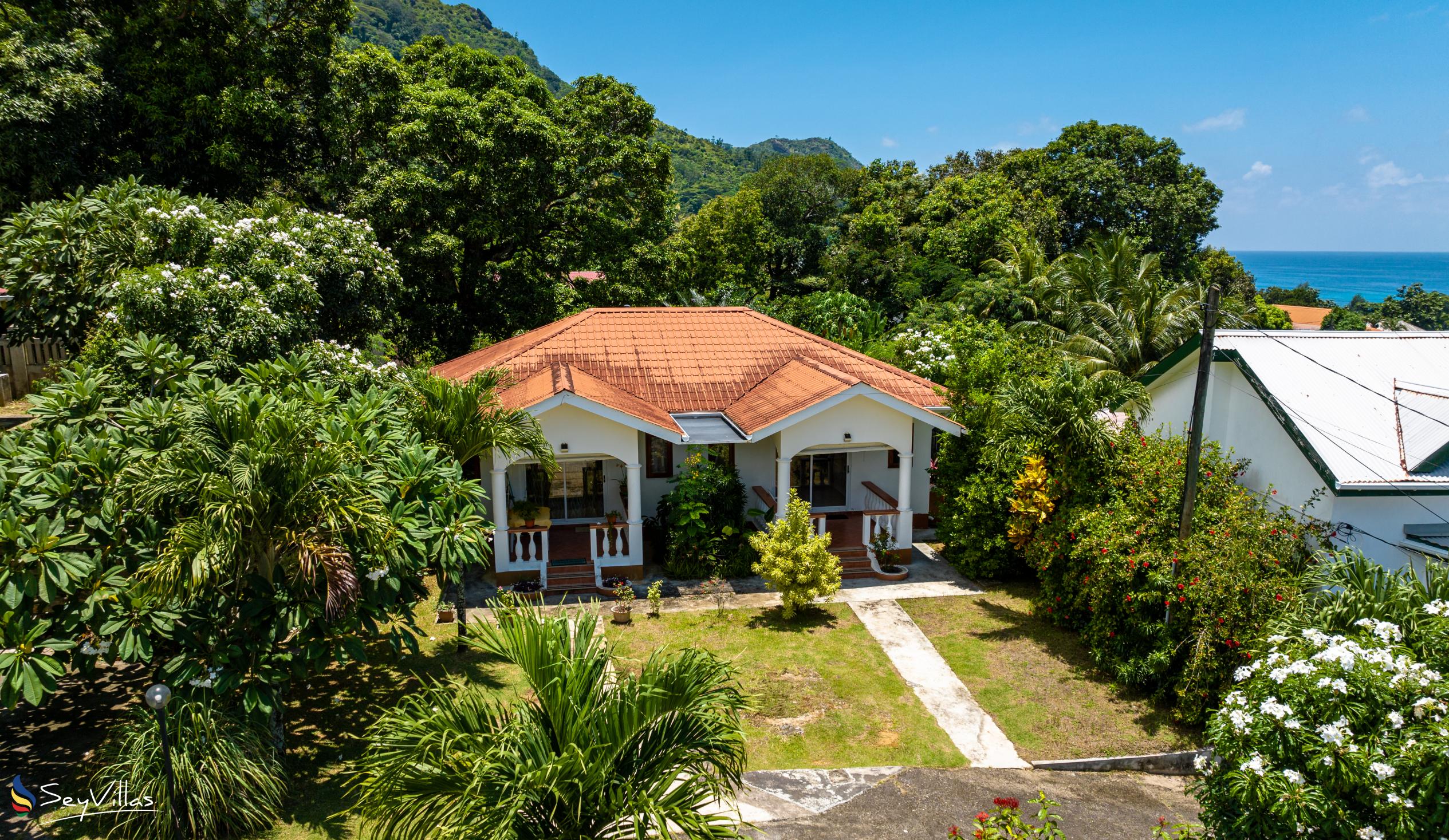 Foto 1: Lazy Hill Bungalows - Aussenbereich - Mahé (Seychellen)