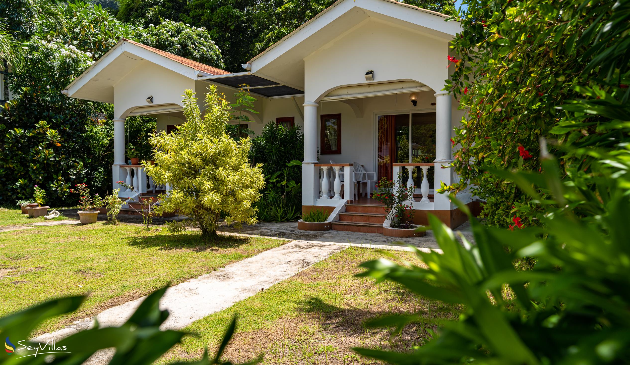 Foto 8: Lazy Hill Bungalows - Aussenbereich - Mahé (Seychellen)