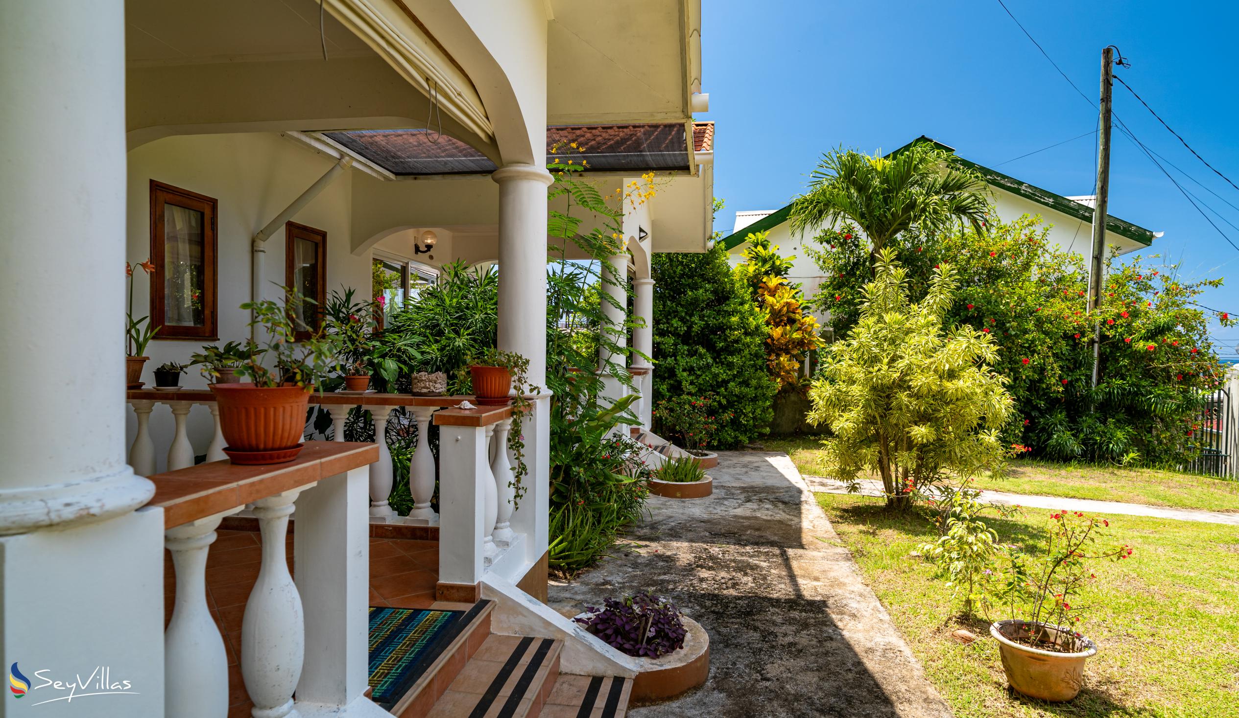 Photo 10: Lazy Hill Bungalows - Outdoor area - Mahé (Seychelles)