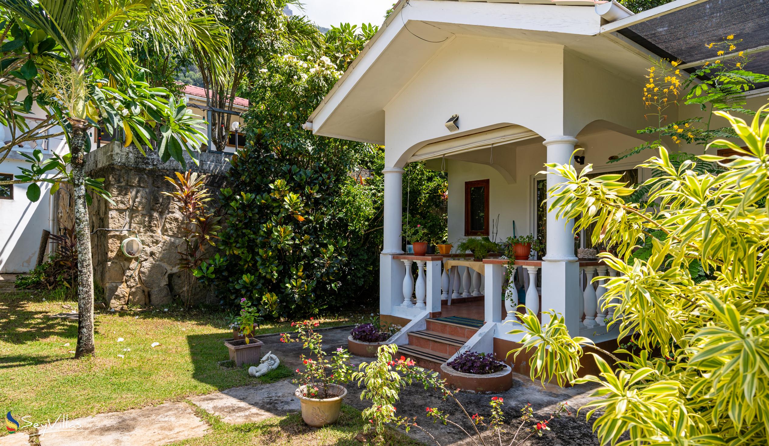 Foto 9: Lazy Hill Bungalows - Aussenbereich - Mahé (Seychellen)