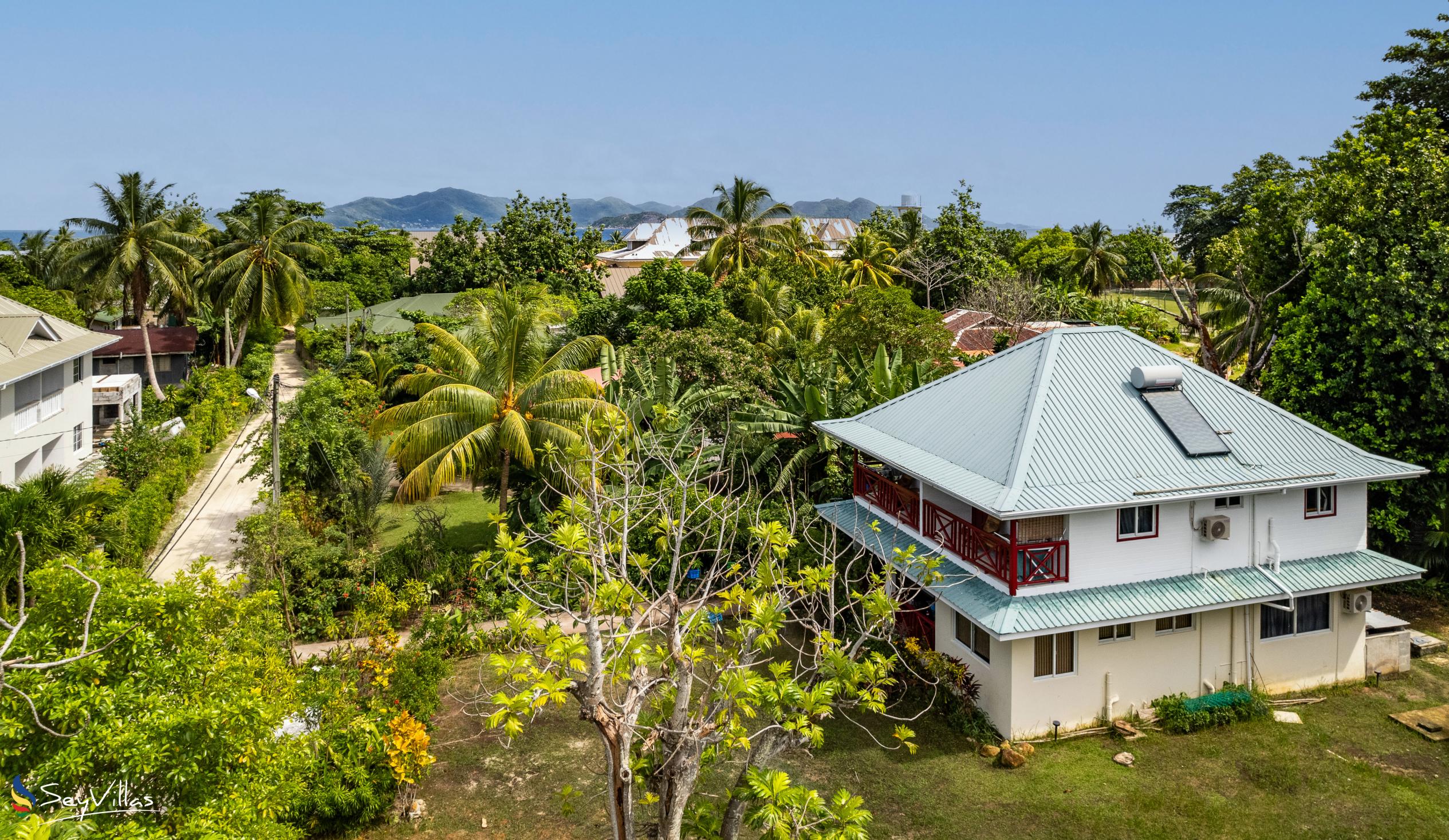 Photo 2: Lucy's Guesthouse - Outdoor area - La Digue (Seychelles)