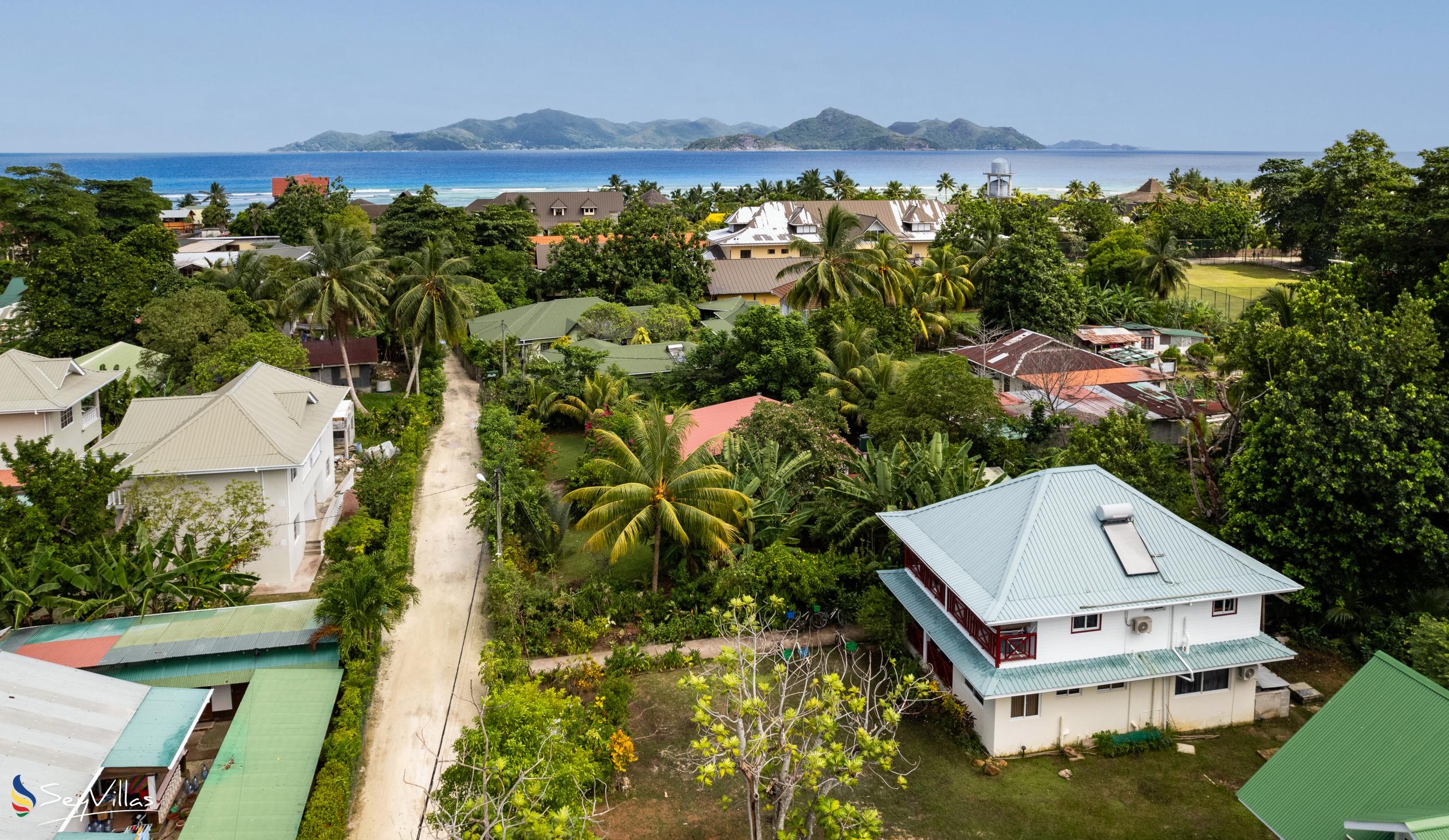 Photo 1: Lucy's Guesthouse - Outdoor area - La Digue (Seychelles)