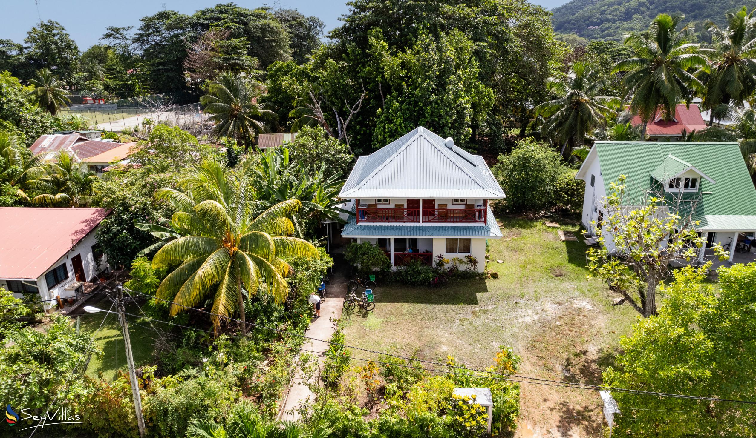 Photo 5: Lucy's Guesthouse - Outdoor area - La Digue (Seychelles)