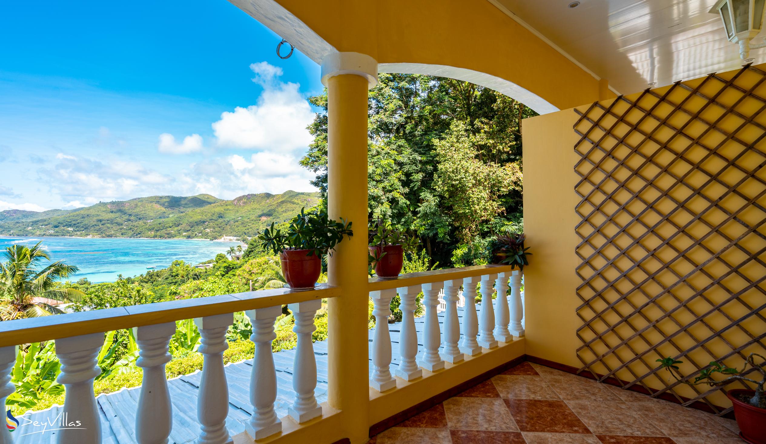 Foto 41: SeyBreeze Villa Guest House - Deluxe Doppelzimmer mit Balkon und Meerblick - Mahé (Seychellen)