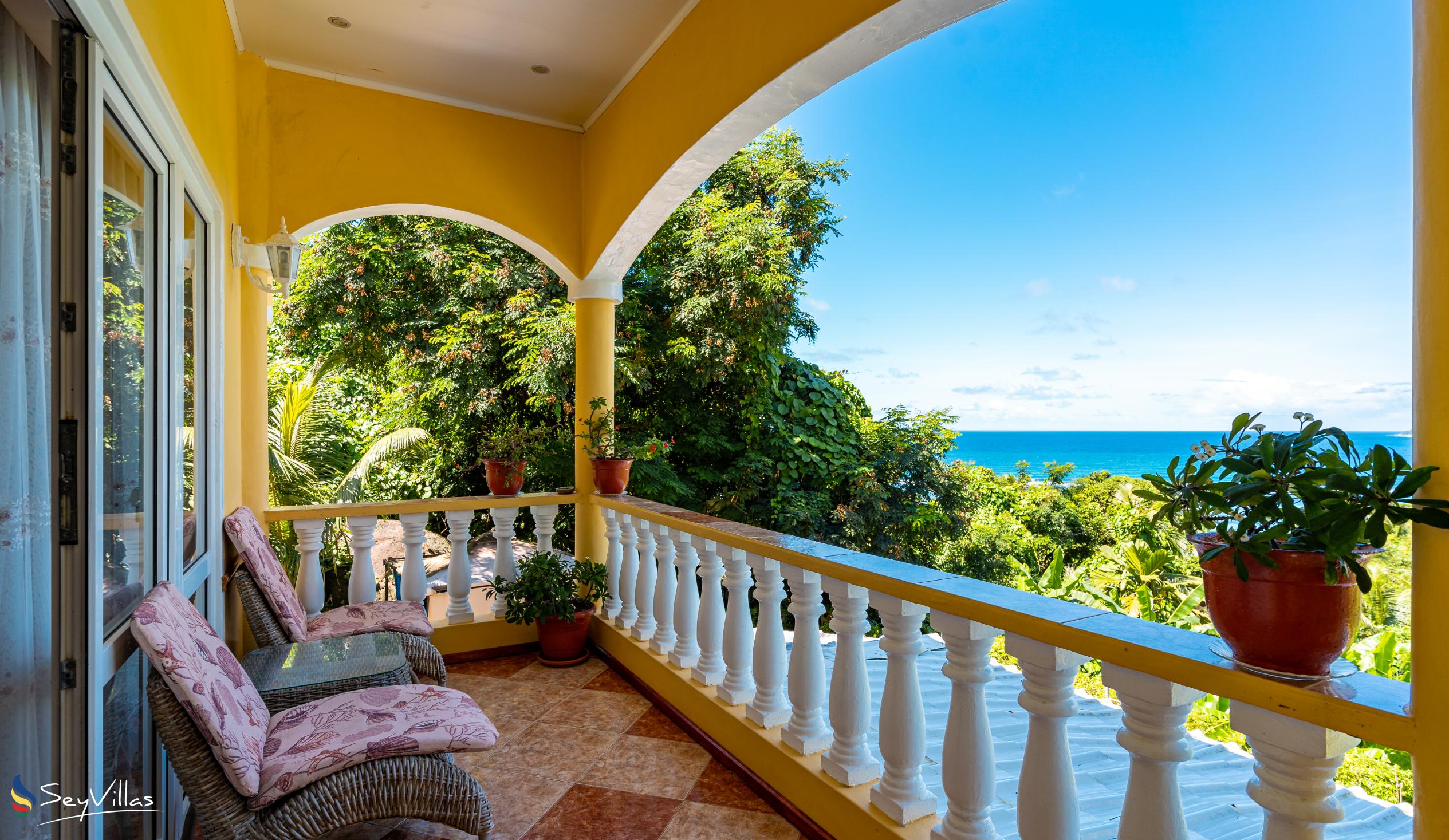 Foto 44: SeyBreeze Villa Guest House - Deluxe Doppelzimmer mit Balkon und Meerblick - Mahé (Seychellen)