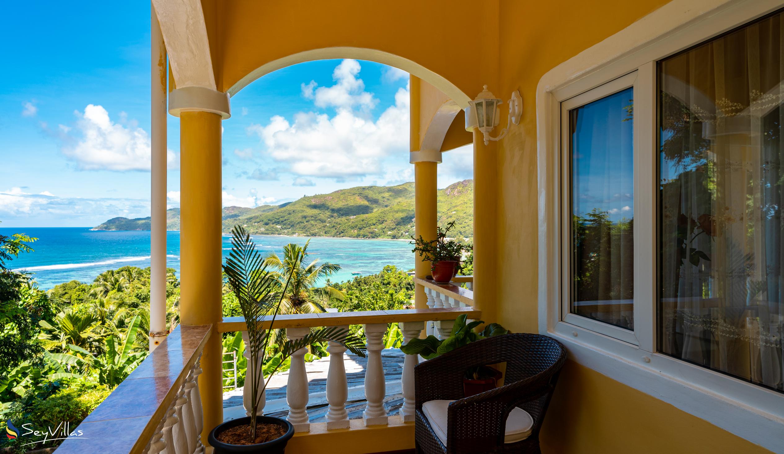 Foto 42: SeyBreeze Villa Guest House - Camera Deluxe con balcone e vista mare - Mahé (Seychelles)