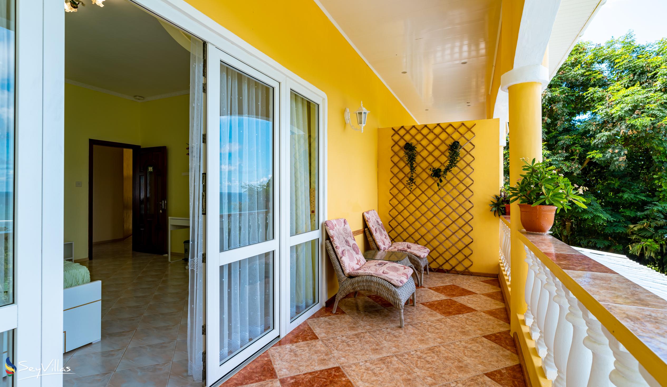 Foto 61: SeyBreeze Villa Guest House - Camera doppia con balcone e vista mare - Mahé (Seychelles)