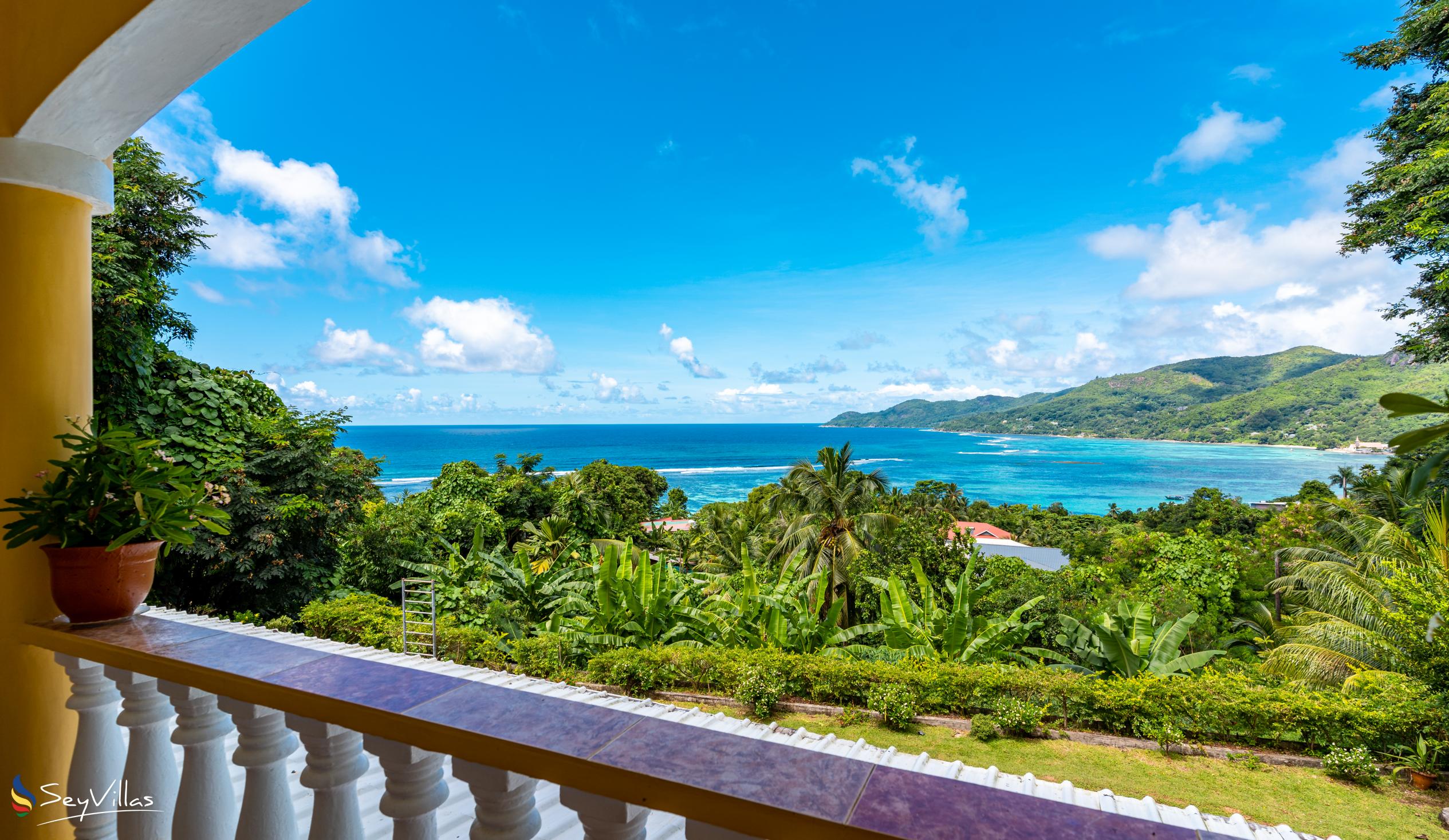 Foto 59: SeyBreeze Villa Guest House - Camera doppia con balcone e vista mare - Mahé (Seychelles)