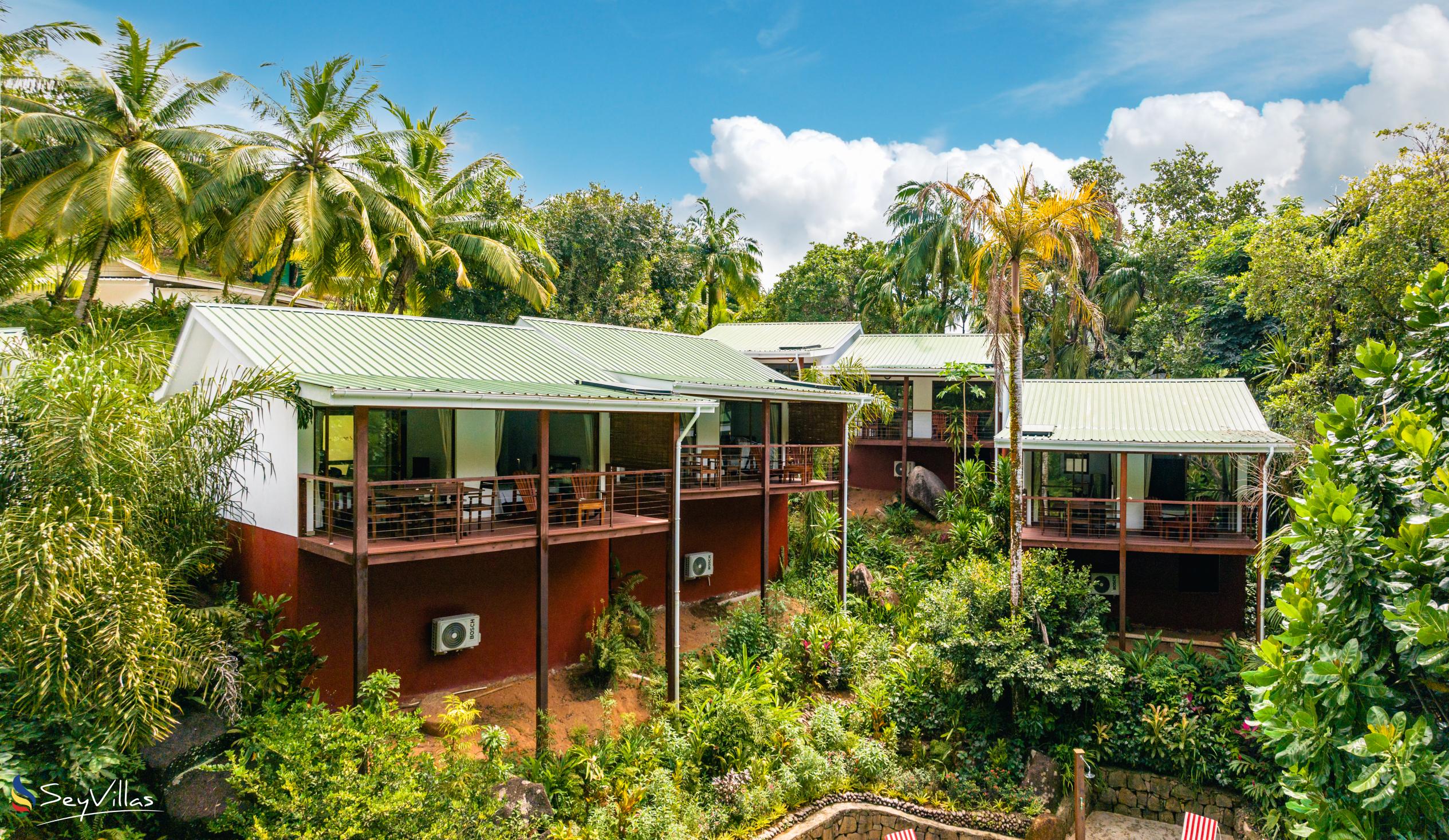 Photo 2: Cashew Nut Grove Chalets - Outdoor area - Mahé (Seychelles)